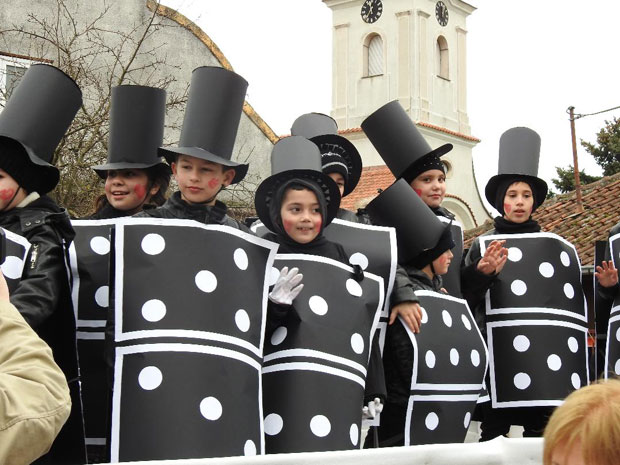 Цело село под маскама а ђувегије терају зиму